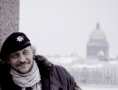 200 слов о художнике
Художник Сергей Маркович Опульс (настоящая фамилия - Павлов) - бакалавр современного искусства Ассоциации "Искусство народов мира", член СХ РФ, потомок латышских немцев, родился, учился живописи и прожил большую часть жизни в Ташкенте. Более 20 лет живет и работает в Санкт-Петербурге. Несколько лет художник был трудником в Коневском и Валаамском монастырях, изучая на себе жизнь, культуру и быт монахов.
Живописные произведения художника находятся в частных российских и зарубежных коллекциях и в государственных российских музеях. Коллекционеры живописи Опульса принадлежат к российской и европейской интеллектуально-духовной элите.
Родился 10 мая 1962 года под знаком Тигра и Тельца.
В 1982 г. закончил Республиканское Художественное училище им. П.П.Бенькова.
1985 участник Всесоюзной выставки дипломных работ художественных училищ, Москва.
1982-1986 Обучение в школе вертолетчиков в Самарканде и служба в ВС, часть особого назначения (радиоразведка), ТуркВО, Афганистан.
1986-1987 Увлечение альпинизмом и альпинистские лагеря на Памире, Варзонское ущелье.
С 1987 живет и работает в Ленинграде/Санкт-Петербурге.
В творческой биографии художника персональные выставки в Санкт-Петербурге и Москве, аукционы российских художников во Франции и Германии в 90-е годы, послушничество в православных монастырях Валаама и Коневца и пребывание «в церковной ограде» РПЦ в начале века. С началом нового десятилетия 21 века произведения художника возвращаются к широкой публике любителей живописного искусства рядом выставок в 2009 г.
Опульс Сергей Маркович