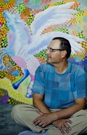 Биография Владимира Фомина
Выставки художника открывают первые лица государств, известные деятели политики и культуры. В рейтинге Международного банка данных современного искусства Владимир Фомин значится в десятке лучших современных художников нашей страны и среди 100 гениев мира XX-XXI в.в.
Владимир Николаевич Фомин родился в Сибири, г. Томске 14.01.1963г. В 1989г. окончил Красносельское ювелирное училище. По образованию - xудожник-ювелир. С 1984г. по 1992г. обучался мастерству у народныx умельцев средней полосы России, изучал прикладное творчество финно-угорскиx народов Сибири и Севера, неоднократно выставлялся на круизных кораблях разных стран. С 1992г. живет и работает на Русском Севере, в г. Петрозаводске.
За это время художник создал более 15 серий графических и живописных работ, которые экспонировались на 34 персональных выставках в музеях и галереях разных странах, в том числе 12 из них состоялось в Финляндии, 3 в Швеции, 3 в Норвегии, 4 в Германии, 5 в США.
О художнике сняты телевизионные фильмы в США, Германии, Финляндии, Швеции, Норвегии, России. Его творчеству посвящены сотни публикаций в иностранной и российской прессе, различные виды рекламной полиграфической продукции, изданной в разных странах мира общим тиражом более 1 млн. экземпляров, более чем 50 Интернет-сайтов, десятки лазерных компакт-дисков по искусству.
В 1995г. он принял участие в самом престижном конкурсе компьютерной графики "COREL WORLD DESIGN CONTEST", проходившем в Национальном Центре искусств г. Оттава (Канада). Среди 7500 претендентов Фомин единственный, кто был удостоен за изображение «Художника» специального приза «BEST OF EUROPE AND THE REST OA THE WORLD». Он также обладатель Гранта Совета министров Северных стран 2001 года.
Художник сотрудничал с известными норвежскими, финскими, английскими, русскими галереями, в том числе международными компьютерными галереями (с 1995г. - с АРТ-ИНФО, с 2004г. - с World Art Network, с 2005г. c Аrt-Salon.ru, ARTRUSSIAN.com, с 2007г. - с SAATCHI GALLERY и другими виртуальными галереями).
Творчество художника изучают в образовательных вузах США и Венгрии (с 1999г.), Финляндии и России (с 2000г.), Норвегии (с 2002г.).
В 2001г. Фомин первым из русских выпустил мультивидеоверсию о своем творчестве на английском, финском и русском языках в музыкальном сопровождении. В компакт-диск вошло 300 картин.
Финляндия - страна, чьим символом национально-культурного возрождения стала книга, давно признала серию картин Владимира Фомина по мотивам «Калевалы» уникальной, отметив 150-летие создания эпоса персональными выставками Фомина в музеях Скандинавии. Во время беспрецедентного выставочного турне по музеям Финляндии, Швеции и Норвегии в 1999-2008г.г. с его серией «Калевала» познакомилось более 55 000 зрителей.
«Калевалой» и работами из других серий Фомина проиллюстрированы энциклопедия «Мифология мира» Лондонского издательства 2004г. и 5 книг, выпущенные 2006г.- 2008г.г. американским, финскими и российскими издательствами.
После того, как он выставился в 2002г. в галереях Норвегии г.Осло и г.Харстад, его серия «Пер Гюнт. Г. Ибсен» была объявлена достоянием норвежского народа.
В 2004г. выставку в Национальном Музее Норвегии, посвященную 100-летию норвежско-российских дипломатических отношений, на которой была представлена его картина, украсившая постоянную экспозицию Музея Г.Ибсена, открывал король Норвегии.
В. Фомин наиболее полно воплотил в своем творчестве Русский Север, первым создав серии, в которых изобразительным языком отражены основные культурно-исторические ценности этой земли: «Вепсская», «Кижи», «Калевала», «Мандалы», «Духовная», «Сказки Севера», «Д.Д.М.».
Более 700 работ художника находятся Национальных музеях России, Финляндии и Норвегии, в частных коллекциях мира, собраниях музеев искусств, художественных галерей и культурных центров разных стран.
Его картины украшают стены более десятка музеев мира. В частности, они представлены собраниях Русского музея, музеев изобразительных искусств Республики Карелия, Томской, Тюменской областей, Национального Музея Ханты-Мансийского округа (Россия); музеях искусств г. Рийхимяки, г. Йоэнсуу, г. Миккели, Финского Национального Музея Охоты (Финляндия); Национального Норвежского Фолк-Музея (музей Г.Ибсена) (Норвегия) и других, а также в коллекциях Правительства г. Москвы, дипломатических представительств России, США, Финляндии.
Творчество
Творчество В. Фомина, в основном, относится к такому направлению, как неопримитивизм, кроме того, представлено в абстракционизме и сюрреализме.
Раннее творчество Фомина - это авангардный лубок. Ему присущи традиционная для "красочной народной картинки" яркость красок и лаконичность образов, стильность изысков русского авангарда начала 20 века, а также неопримитивизма и сюрреализма с элементами финно-угорской орнаментики, декоративность (филигранность и мозаичность) исполнения.
В основном это циклы: «Политический» (на политико-философские темы) и «Лубок» (на темы детства, уличныx торжеств). Его раннее творчество глубоко оптимистично, заключает в себе добрую иронию по поводу устройства мира и человека в нем.
Поздним произведениям Фомина свойственна предельная наполненность (сделанность) пространства, более пластичные формы и гармоничность цвета. Это серии: «Подарки» (дань поклонения великим творениям и иx создателям П. Пикассо, С.Дали, Э.Мунку, Н.Гумилеву, Я.Сибелиусу и др.); «Вепсская» (посвящена древним культам вепсов и карел); «Кижи» (по мотивам архитектуры острова Кижи), «Калевала» (по карело-финскому эпосу "Калевала"); «Пер Гюнт. Генрик Ибсен» (по мотивам драмы Г.Ибсена "Пер Гюнт"); «Мандалы», «Духовная», «Языческая» (на религиозно-философские темы); «Девы, Дамы, Мадонны» (женские образы в искусстве); «Сказки Севера» (по мотивам сказок Скандинавии); «Фридрих Ницше» (на тему произведения Ф.Ницше Так говорил Заратустра); «Музыкальная» (ассоциации на тему мира музыки).
«Всем своим творчеством Владимир Фомин утверждает право на интеллектуальное и духовное искусство», - подчеркивали американские специалисты и пресса, восторженно отзываясь о его персональных выставках в Музее Альбина Поласека, включенном в список Национального Регистра Исторических мест США. Специалисты признают, что полотна Фомина полностью гипнотизируют, поражают использованием точной, похожей на мозаику техникой, гармоничными цветовыми сочетаниями, формами, восхитительными композициями, ясностью и изяществом образов, характеризующими его уникальный стиль, являющийся артистическим синтезом традиционных и популярных направлений живописи.
Это комбинация нескольких элементов: русской народной картинки - лубка, отличающегося яркой и изящной композицией, ярко расписанного вручную, традиций русского авангарда, северного орнамента, а также красок и стилистических концепций известных живописцев, например: Гогена, Моне, Кандинского, Малевича, Филонова, Сарьяна, Свемпа, Дали и многих других. Сознательная комбинация, разработка и организация всех этих элементов в последовательный персональный стиль.
Владимир Фомин о своем творчестве
О серии «Вепсской»
Создавая серию, я попытался, насколько это было возможно, повторить путь предшествующих поколений от обобщенности, знаковости форм, от иероглифа, символа, аллегории, метафоры к интеллектуальным изыскам современного искусства. И я не знаю где начало, и где конец этого пути.
Я тяготею к изображению животных. Животное смотрится как яркое пятно на картине, которое акцентирует на себе внимание зрителя. Я соединил рентгеновский стиль со скелетным. Интерпретировал два стиля в один современный, ввел в металл (древневепсскую ювелирку) цвет. Используя традиции (орнамент, стили, существовавшие автономно) я пришел к новой форме лубка и создал мутационное искусство. В нем - орнаменталистика костромской, новгородской, вологодской, ярославской игрушки.
Я - художник, который находится в вечном поиске наивных форм в искусстве. Я пытаюсь найти характерные признаки, присущие жизнетворчеству определенного народа или народов. Для художника это находка, когда у какого-то народа есть яркие характерные признаки искусства, как, например, у вепсов. Возможно, синтез этих двух стилей удался мне потому, что я по образованию ювелир и моей специальностью была художественная обработка металла. При этом я использовал лубковые формы, выработанные мною в процессе личностного творчества
О серии «Кижи»
Я видел наяву то, что рисовал...
Для меня этот остров останется таким же, как тогда, когда я впервые совершил путешествие в Карелию. Я был готов к чуду. В душе было это ожидание чуда. Я заранее ощущал атмосферу радости, благоволения. Работая над эскизами к серии, словно книгу читал тайны Кижского архитектурного ансамбля, который сохранился благодаря счастливому стечению обстоятельств. Мне не кому и некогда доказывать право на личностное видение.
Искусство рождается, как возникла Преображенская церковь. Кто-то на острове сошел с ума и решил сотворить красоту. Поставил церковь о двадцати двух главах. Искусство рождается, когда происходит новое, удивительное, боговдохновленное. Кижи - нечто неповторимое и потому всегда новое. Не верьте тем, кто говорит: "Церковь должна быть коричневая, камушки серые, картина прописанной..."
О серии «Калевала»
Я вижу "Калевалу" как открытую ладонь того, кто показал мне линии жизни на земле. Моя задача - рассказать о них изобразительным языком XXI века. Руны представляются мне клубком ассоциаций, который можно долго раскручивать в цвете, мысленных и зрительных образах, и все нити которого тянутся из моей генетической памяти. "Калевала" - правдивая земная сказка, но идущая из нутра человеческого, от интуиции поколений. Темы рождения и смерти, жизненной борьбы и сопричастности всего живого космосу - вот то, в чем, как в зеркале, нашла в ней себя моя душа.
О серии «Пер Гюнт. Генрик Ибсен»
Представьте, после моей серии Ибсену дадут Нобелевскую премию. Все бываетМы приходим в мир, чтобы вести диалог с вечностью. Это главное, что не состоялось в судьбе Пера Гюнта. Для художника таким диалогом является его творчество.
О серии «Подарки»
Если жизнь самый дорогой подарок, нет ничего дороже общения. Только делая подарки великим людям, я понимаю жизнь.
О серии «Девы, дамы, мадонны»
Если ты рождаешься художником, ты рождаешься со своей Моной Лизой в душе и умираешь с ней.
О серии «Мандалы»
Генииэто пальцы Бога, которыми он лепит Одну вещь. Жизнь имеет мандалу, впитывающую в себя все, что делает человек.
О серии «Сказки Севера»
Я согласен с А.Эйнштейном: «Фантазия важнее знания».
О серии «Музыкальная»
Для того, кто служит музам, все сказано в Ветхом завете: «Да не будет у тебя других богов» (Исход, гл.20,ст.3). Звуки моей души пронизывают холст, как звездная пыль растворяется во Вселенной и оставляет след Вечности.
Персональные выставки
1992-1994 круизные корабли зарубежных стран
Май 1993 - Министерство внешниx связей Республики Карелия (Россия).
Август - сентябрь 1993 Brenner - Gallery (Тюбинген, Германия).
Декабрь 1994 - Посольство США в Москве.
Май 1995 Посольство США в Москве.
Июль-август 1995 - Московский коммерческий банк "Возрождение".
Октябрь - декабрь1995 - Национальный Финский Музей Оxоты (Рийxимяки, Финляндия).
Ноябрь 1995 - Галерея Renate und Jochen Kuhnhenne (Cochem-Brauheck, Германия).
Январь - февраль 1996 - Русский Центр науки и культуры при Посольстве России (Хельсинки,Финляндия).
Июль 1996 Кафе Фанни Аманды (Рийxимяки, Финляндия).
Ноябрь - декабрь 1996 - Ратуша г.Cochem-Brauheck (Германия).
Июнь - август 1998 - Галерея "Villa Nurminata" (Париккала, Финляндия).
Январь - март 1999 - Музей искусств г. Рийxимяки (Финляндия).
Июнь 1999 - Финский центр культуры (Турсбю, Швеция).
Июль - август 1999 - Музей Vermlands (Карлстад, Швеция).
Август 1999 - Центр книжной ярмарки г.Гетеборг (Швеция).
Сентябрь 1999 - Финско Норвежский институт культуры (Осло, Норвегия).
Сентябрь 2000 - Дворец творчества Карелии (Петрозаводск, Россия).
Март - Апрель 2002 - Галерея Nord-Norge (Харштад, Норвегия).
Апрель - июнь 2002 - Музей Juminkeko (Кухмо, Финляндия).
Апрель - июнь 2002 - Финско Норвежский институт культуры (Осло, Норвегия).
Ноябрь - декабрь 2003 Торговый Центр (Атланта, США).
Апрель 2004 - Офис Международного Красного Креста (Йоэнсуу, Финляндия).
Сентябрь 2005 декабрь 2006 Торговое Представительство России (Хельсинки, Финляндия).
Январь - февраль 2006 Albin Polasek Museum and Sculpture Gardens (Орландо, Флорида, США).
Февраль март 1997 - Русский Центр науки и культуры при Посольстве России (Хельсинки, Финляндия).
Март-апрель 2007 Университет, Центр Национальных проектов Mikpoli (Миккели, Финляндия).
Декабрь 2007- 2009 - Деловой и культурно-развлекательный центр (Саркисалми, Финляндия)
Март-апрель 2008 - Albin Polasek Museum and Skulpture Gardens (Орландо, Флорида, США)
Сентябрь-октябрь 2008 - Галерея Art-Present (Париж, Франция)
Ноябрь 2009 «Клуб Маяковского» (Тюбинген, Германия)
Август 2010 Городская библиотека г. Ювяскюля (Финляндия) Фомин Владимир Николаевич