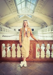 Дарья Ильинична Харлаута (Прозорова) родилась 30 июля 1987 года в поселке Сиверский Ленинградской области в семье рабочего и инженера. Интерес к искусству возник благодаря влиянию и мастерству деда, который в юности учился на ювелира и до последних своих лет был неравнодушен к творчеству. Затем, в семилетней художественной школе, развитию навыков будущего художника помогли ее преподаватели, художники-живописцы Александр Ефимович и Надежда Александровна Златкины.
В 2009 году Дарья Ильинична окончила факультет живописи Российского Государственного Университета им. А.И.Герцена. В течение следующих 10 лет совершенствовала полученные навыки и вела самостоятельную творческую практику, параллельно работала в сфере дизайна, ювелирного искусства и декоративной керамики.
С 2017 года художник начала активно участвовать в художественных выставках и фестивалях в России и других странах, сотрудничать с оффлайн галереями Санкт-Петербурга. Неоднократный призер международных конкурсов в номинациях Живопись и Декоративного прикладное искусство. Член Профессионального Союза художников России.
На 2024 год портфолио художника включает 10 персональных и более 70 коллективных выставок городского, всероссийского и международного уровня. Произведения находятся в частных коллекциях 8 стран мира. Харлаута Дарья Ильинична