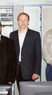 Кононов Владимир Анатольевич родился 11.1.1972 в г. Борисполь, Украина. В 1973 семья переехала в г. Оренбург. В 1994 закончил Оренбургский Политехнический Институт по специальности "Промышленная Электроника". Съездил в 1997 в Мадрид, сходил в Прадо, увидел "Великих испанцев" вживую и с 2000 г. самостоятельно начал оттачивать технику "масло-Холст".
В 2008 участвовал в Конкурсе произведений «Красота родного Оренбуржья» на выставках «Дом. Интерьер. Дизайн» и «ПромЭнергоСтройМаш». Награжден двумя дипломами «Гран При» и «За яркое художественное воплощение», потом организовал I-ую персональную выставку в фойе Оренбургского государственного областного драматического театра им. М. Горького.
Декорировал современные интерьеры. Создавал серии картин. В 2011 принял участие в Отчетной Выставке Областного отделения СХР. Кононов Владимир Анатольевич