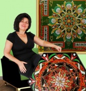 Мои данные:
Mariia Bohach, творческий псевдоним MariRich.
Родилась в Украине (1966 г), проживаю в Германии.
PhD, литератор и журналист, астропсихолог, нумеролог, практикующий биоэнергетик, специалист народной медицины и китайской метафизики - Фэншуй, Ба-дзы, Ци-мень, этнограф, и просто творческая личность.
Моя картина мира:
Я - художник, понимающий язык звезд, чувствующий вибрации пространства, воспринимающий импульсы земли и музыку тишины. А еще я приклоняюсь перед силой слова и магией цвета.
Вселенная, как поток энергий, стремиться к Равновесию и Гармонии. Щедро одаренная сакральными знаниями и особыми способностями я приглашаю в мой творческий мир Энергию созидания и трансформирую его в поток мягкой обволакивающей исцеляющей силы, закодированной в древние символы и магию цвета. Так, в потоке творческого эксперимента, рождаются мои «Энергетические картины» - Мандалы и Янтры, которые, в последствии, являются носителями и трансляторами энергетических потоков, гармонизирующих пространство или направленных на определенную цель. Это не столько интуитивное искусство, сколько синтез знаний по славянской и мировой символике, этносу и философии, астро-психологии, нумерологии и Фэн-шуй, биоэнергетики и квантовой физике, базированных на числовом Коде Фибоначчи и Сакральной геометрии Да Винчи. Кропотливый, но увлекающий всецело процесс в результате дарит магические Мандалы, живые энергетические субстанции, своеобразные космические матрицы Души, которые способны менять течение нашей жизни и нас в этом потоке. Они влияют не только на наше осознанно-неосознанное, но и активируют физические процессы на уровне ДНК, убирая всю заблокированную энергию и открывая нас для пространства Гармонии.
Как практикующий специалист в выше названных сферах и просто ученый могу не только аргументировать, но и предоставить массу результатов практического действия моих Мандал.
На протяжении 3 последних лет и на данный момент коллекция моих Энергетических картин с успехом проходит научный эксперимент в клинике физиотерапии (Германия, Моосбах) и удивляет положительным результатом даже самых отъявленных скептиков.
А еще, я часто отдаюсь настроению Музы и с таким же упоением занимаюсь живописью, скульптурой, лепкой, декором, валянием, разными видами декоративно-прикладного искусства, всем, что приносит в мою жизнь положительные разнообразие и призвано транслировать этот позитив в мое пространство. Я просто наслаждаюсь возможностью творить без условностей и ограничений
Мои выставки
- 2007 г. - Серия работ «Прорыв» (живопись, масло) Украина, Сумы, Муниципальное здание госадминистрации.
- 2010 г. - Серия работ «Ukrainian soul» (живопись, масло) Швеция, Kopparberg, Выставочная галерея «EcogniA»;
- 2014 г. - Изделия из журналов и книг (украшения, сумки и др.) «Upcycling-Kunstaktion» - Германия, Pfarrkirchen, Выставочная галерея «GLASBAU e.V.»;
- 2016 г. - Серия плетенных Мандал «Ojo de Dios-Art» ( Мандалы разных техник и культур) - Moosbach, Praxis, выставочный зал «Körper & Kunst»;
- с 2017 г. и по настоящее время - постоянно действующая экспериментальная выставка из 70 работ «Energy as art» (энергетическая живопись, акрил) Германия, - Moosbach, здание действующего физиотерапевтического центра «Physiotherapie Moosbach».
Моя востребованность:
Мои работы разных видов, стилей и направлений находятся в частных коллекциях Германии, Австрии, Швеции, Дании, Ирландии, Италии, Британии, Америки и Канады. Mariia Bohach