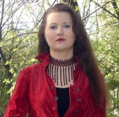 Родилась в Московской области в г.Электросталь. С детства свободное время отдавала рисованию.Окончила местную художественную школу в 1995 году . В 2003 году получила высшее образование в ЭПИ МИСиС на кафедре ПГС. Брала частные уроки у художника Виталия Воробьева. Живу иработаю в родном городе. Мурашова Наталья Владимировна