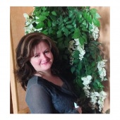 Жукова Наталья родилась 26 октября 1971 года в г. Гагры. Окончила Московский Государственный Педагогический Университет, факультет Художественно-графический.
Более 10 лет работала дизайнером интерьеров в сегменте люкс в Москве.
Создает декоративные панно и картины в ювелирном стиле акценты, которые придают современному интерьеру уникальность, стиль и изысканность. Благодаря собственной Авторской технике в декоративных картинах одновременно сочетаются высокотехнологичные объемные материалы с инкрустацией изысканными кристаллами, полудрагоценными камнями, переливающимся перламутром, зеркалами, ювелирной глазурью, золотой и серебряной поталью.
Вдохновение черпает от природы и мира моды известных брендов, таких как: Tiffany, Cartier, BOUCHERON, Buccellati, Graff, CHANEL, Zuhair Murad, Oscar de la renta, D & G, Dior, Versace, J.A.R.
Владелец подобных авторских произведений искусства получает яркие и положительные эмоции и особую, волшебную энергетику.
Универсальность авторского ювелирно-декоративного настенного декора позволяет идеально вписать их в интерьерах с любым дизайном от ардеко (арт-деко), ар-нуво (арт-нуво), классики, неоклассики, до модерна и даже хай-тека.
Работы находятся в частных коллекциях персон обладающих тонким вкусом, ценящих изысканную красоту и оригинальность. Наталья Жукова