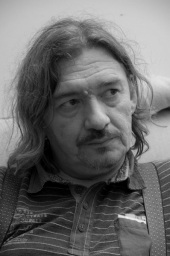 Владимир Золотухин петербургский художник, график, дизайнер и фотограф. Участник многих российских и международных выставочных проектов. Работы находятся в частных коллекциях России и зарубежных стран. Член Союза художников Санкт-Петербурга.
Родился 28 ноября 1963 года в Хабаровске. В 1987 году, после трех лет работы инженером-океанологом в г. Владивостоке, приехал в Ленинград, чтобы поступить в Высшее художественно-промышленное училище имени В. И. Мухиной (ныне Санкт-Петербургская государственная художественно-промышленная академия им. А. Л. Штиглица), которое окончил в 1998 году.
Впервые выставлялся в Петербурге в 1987 году, в ДК Газа
С 1994-го успешно сотрудничал с различными СМИ, как художник, дизайнер и фотограф, и создавал собственные издательские проекты.
В 2015 году принял решение полностью сосредоточиться на художественном творчестве и вернуться к активной выставочной деятельности, чему свидетельством несколько успешных проектов.
С 2018 года член Союза художников Санкт-Петербурга.
Художественное образование:
19891998 СПбГХПА, Санкт-Петербург, факультет: дизайн; специальность: дизайнер
1993 Берлинская Артшулле, Германия, курс Public relations & Sales promotion Золтухин Владимир Викторович