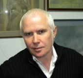 Произведения художника Сергея Коморного пользуются популярностью у любителей искусства. На протяжении многих лет художник сохраняет верность таким жанрам живописи, как пейзаж, портрет, которые наиболее полно отвечают особенностям его творческой индивидуальности. Сергей Коморный воспринимает окружающий мир, прежде всего как тонкий лирик. Поэтому главным в его произведениях является преклонение перед красотой окружающего мира, воспевание животворящих сил природы, эмоциональное постижение действительности.
Сергей Коморный родился 23 мая 1963 г. в городе Чугуев, Харьковской области. В 1982 г. он закончил Харьковское Государственное художественное училище, где получил профессиональную подготовку на дизайнерском отделении. С 1988 г. активный участник Всеукраинских и международных выставок. С 2003 г. член Национального Союза художников Украины. Почетный член и соучредитель Академии живописи «LeonArt». Германия. Работы находятся в государственных и частных коллекциях в Австрии, Германии, России, США,Украине.
Материал его самовыражения графика, точнее рисунок пастелью, который по характеру выразительных средств, скорее принадлежит к живописи, и лишь материал бумага роднит его с графикой. В цветном рисунке почерк и стиль мышления художника находит наиболее яркое воплощение. Листы привлекают колоритом, гармонизацией многочисленных оттенков , покрывающих собой всю поверхность бумаги. Восприняв опыт современного искусства, тяготеющего к емким, знаковым формам, к целостности, организованной работы воображения и памяти, художник создает композиции, исполненные умелой и точной дозировки декоративных и поэтических мотивов. Насыщенные сложными ассоциативными связями, работы Сергея передают сегодняшнюю структуру чувств деформированных и напряженных в своей динамике, равно устремленных и к просветленному созерцанию вечности, и к беспокойной психологии реальных ощущений. Большинство пастелей художника созданы спонтанно, под впечатлением увиденного, прочитанного, эмоционально пережитого. Однако конкретная ситуация, атмосфера чего-то материального в них проглядывает редко. Художник выступает как мифотворец, увлекается проектированием образной ткани, чья поверхность и границы бесконечно изменчивы, а герой, как эхо неуловим, а потому еще более привлекателен. Увлечение стихией импрессионистического видения, в дальнейшем было помножено на строгую аналитическую работу над архитектоникой композиции. Острая пластика, ломкий ритм сложной конструкции, взаимообразно перетекающие поверхности формируют живой, органичный материал. Добиваясь его пластической и фактурной выразительности, Сергей создает листы, чье пространство, насыщенное смыслом вневременного характера, не лишено в то же время глубокого лиризма. В его интонациях привлекательны чуткость и тонкость выражения душевного самочувствия современника.
Персональные выставки
2001 Харьков, галерея «Даис»
2002 Харьков, галерея «Даис»
2003 Клагенфурт, Австрия «Atelier Slocker»
2004 Бад Пирмонт, Германия, Академия живописи «LeonArt»
2004 Харьков, Дом Нюрнберга
2004 Харьков, галерея «Даис»
2005- Чугуев, галерея лауреатов Премии им. И.Е.Репина
2007- замок Kalkhorst, Германия
2007- Бад Пирмонт, Германия, галерея "Teppich Haus Persia"
2007- Чугуев, галерея лауреатов Премии им. И.Е.Репина
2008- Харьков, Дом Художника Коморный Сергей Вячеславович